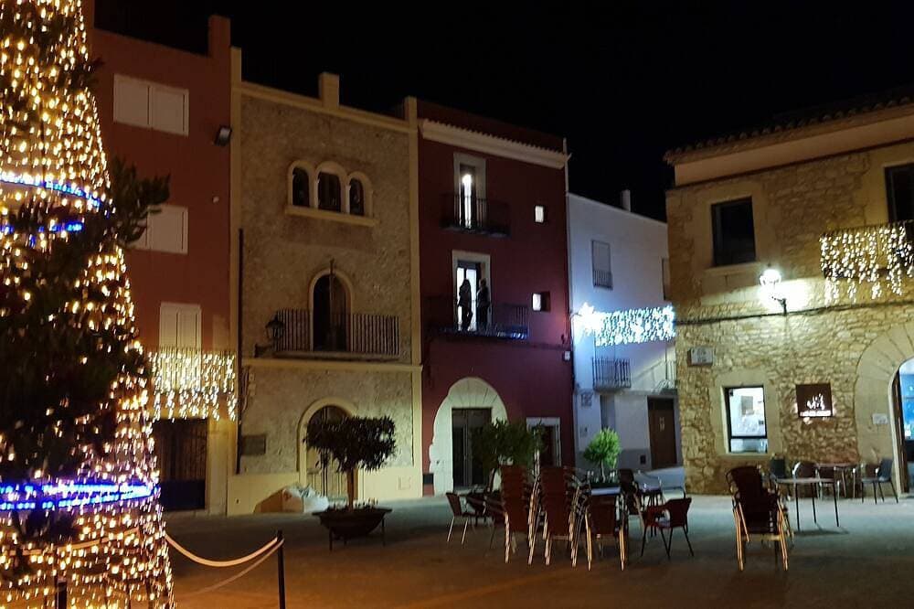 Foto 10 von 24: Rural tourist apartment with spa area. Main Square. Pb. Sant Jordi