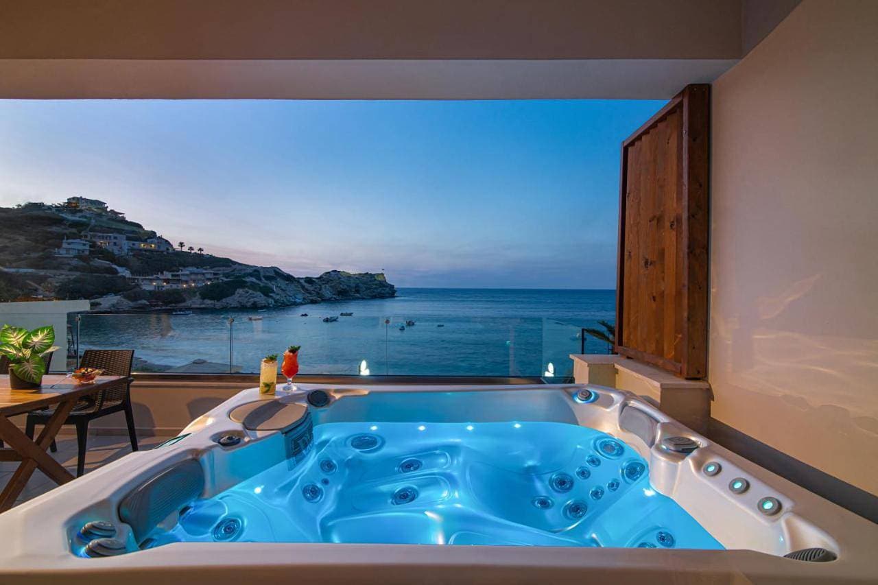 Diamanti Residence Beachfront Red suite-Ligaria 1
