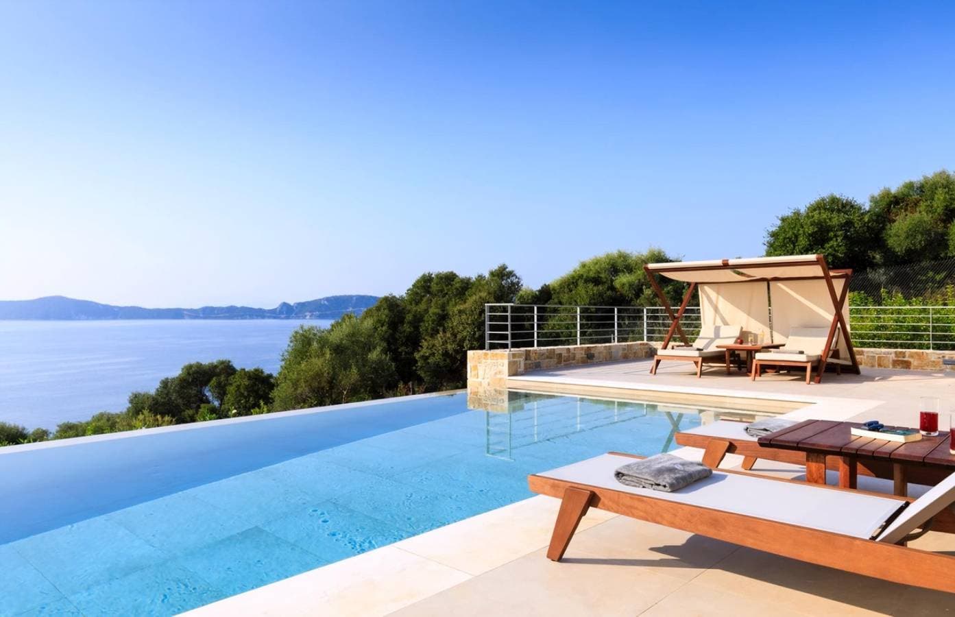 Foto 3 von 32: Elegant Contemporary Villa with Mesmerising Ionian Views and Sea Access