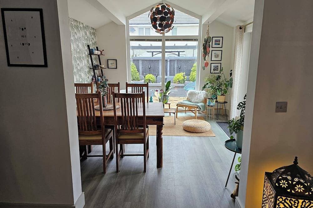 Foto 10 von 12: 5 mins to the sea and golf course! Family sized home with cathedral window...