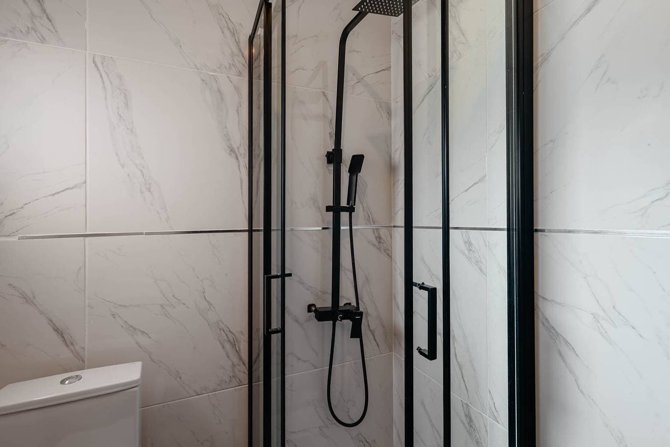 Foto 12 von 61: Zimmer 'Suite King 1' mit Bergblick, Gemeinschaftspool und WLAN