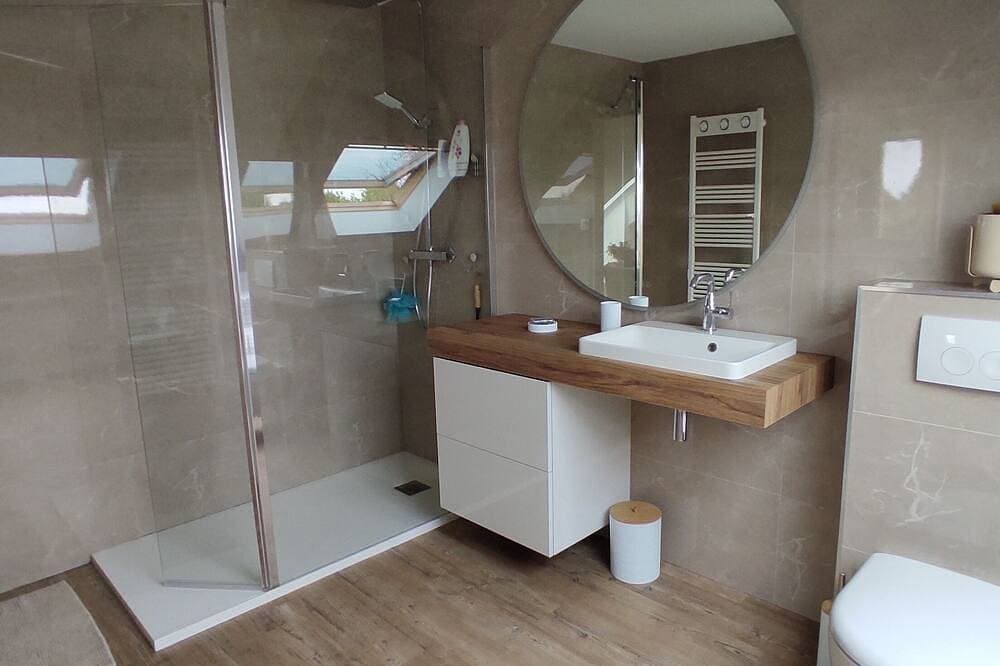 Foto 4 von 13: Suite Familiale Spacieuse vue sur Plan D'eau et sur les Hauteurs des Marais