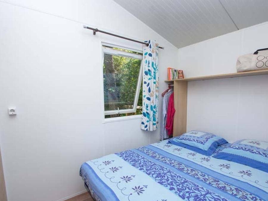 Foto 4 von 56: Camping Le Luberon | Pausado - Bungalow 4 personen - Cottage Capucine 4p Ohne Sanitären