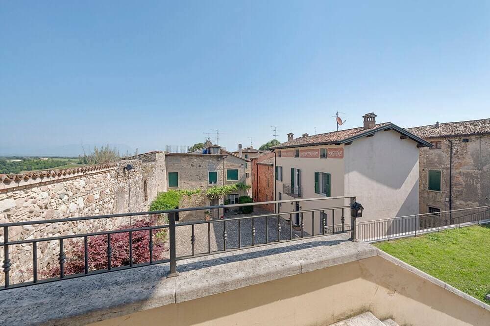 Foto 13 von 21: Ferienwohnung 'Casa Dolce Casa Al Castello' mit Seeblick, WLAN und Klimaanlage
