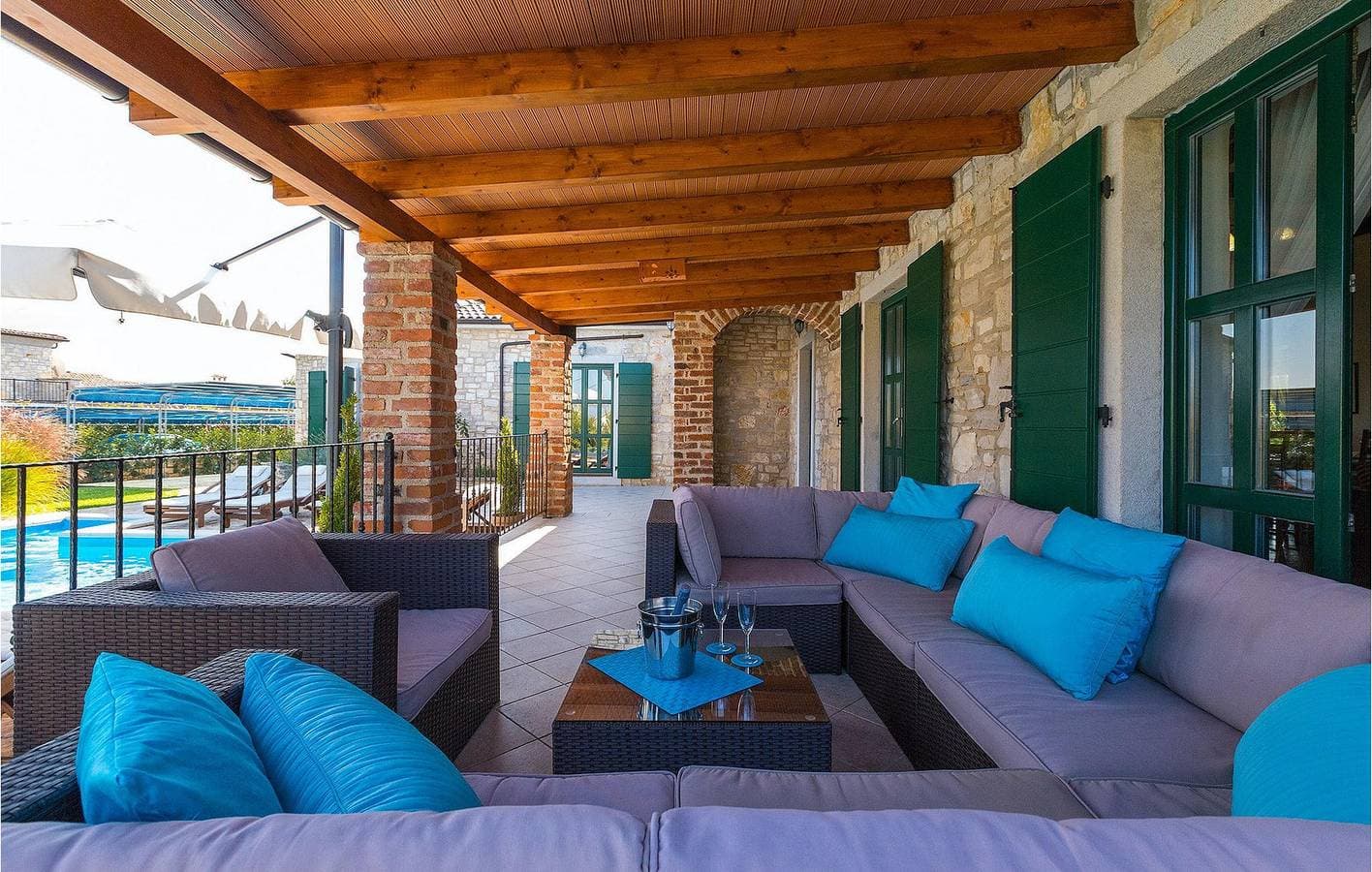 Foto 7 von 61: Stilvolle 250 m² große Ferienwohnung mit Pool, WLAN und Parkplatz in der Nähe von Kaštelir