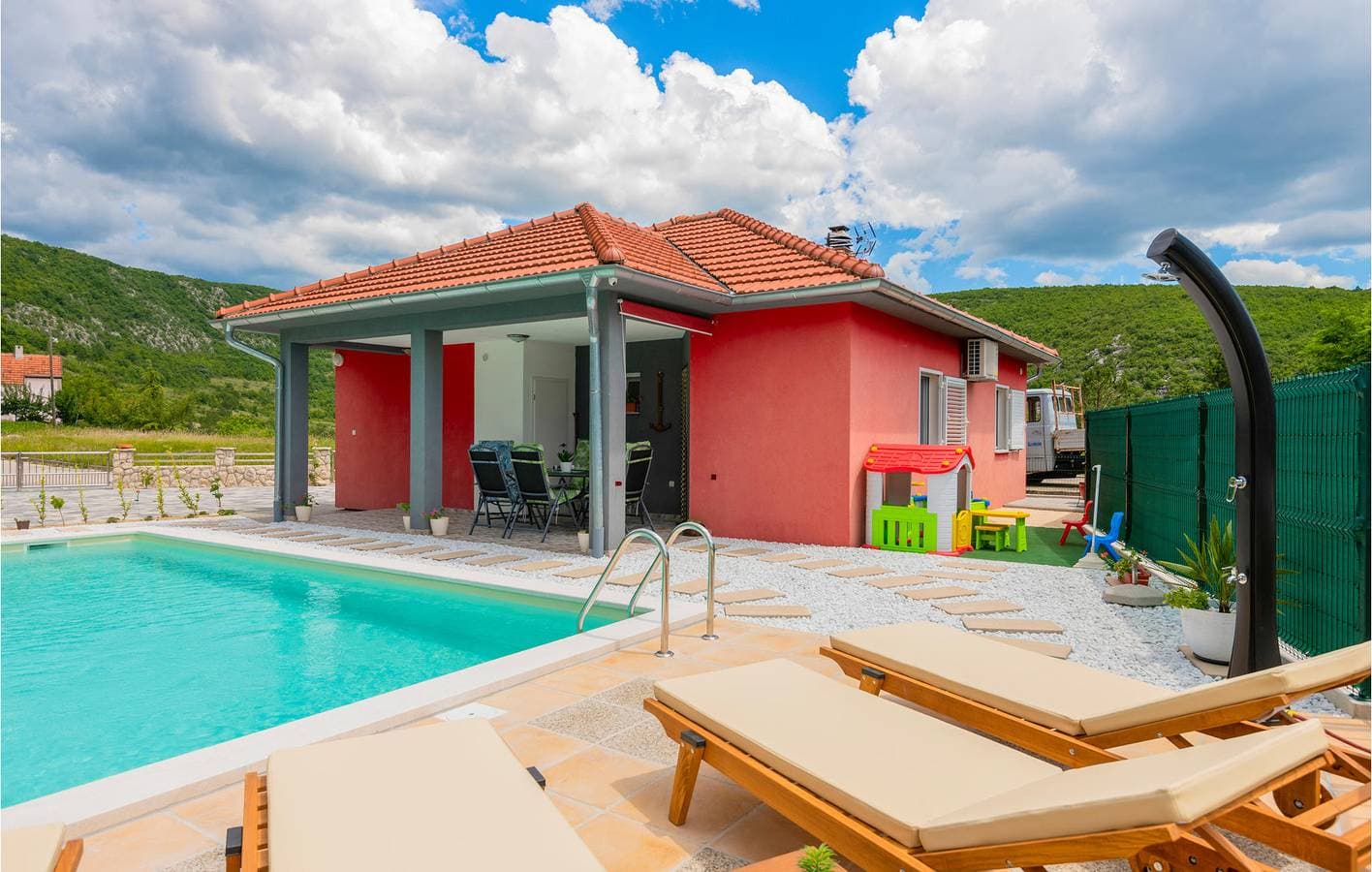 Foto 10 von 34: Moderne 2-Zimmer-Wohnung mit Pool, Terrasse und WLAN in der Nähe des Flusses Ričina