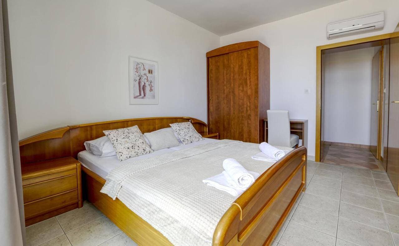 Foto 11 von 16: Two-Bedroom Apartment with Terrace and Sea View