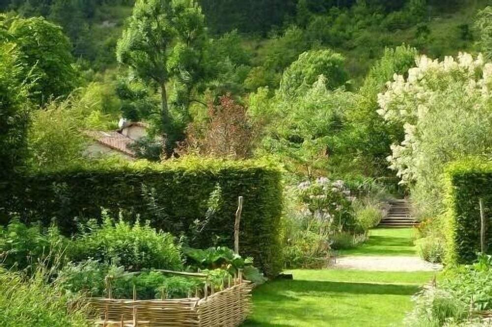 Foto 10 von 12: Unterkunft: restaurierte Mühle aus dem 15. Jahrhundert umgeben von einem wunderschönen 2 Ha großen Garten.