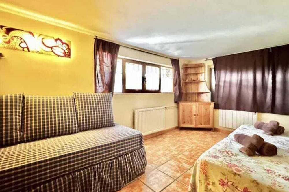 Foto 4 von 27: Abantos-the house in Galapagar. Apartment with direct access to the pool and lawn