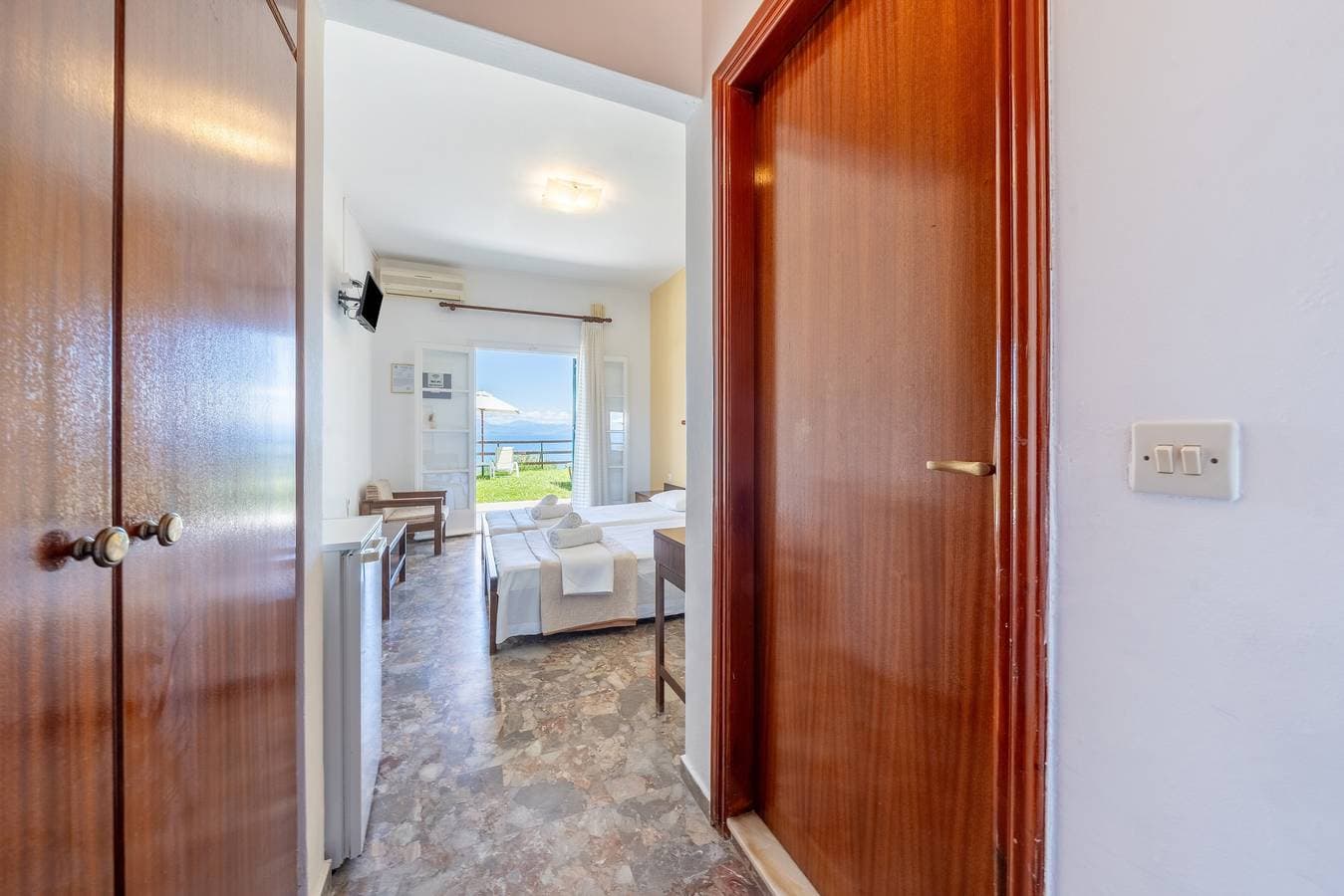 Foto 12 von 45: Zimmer 'Gartenblick 3' mit privater Terrasse, Wi-Fi und Klimaanlage