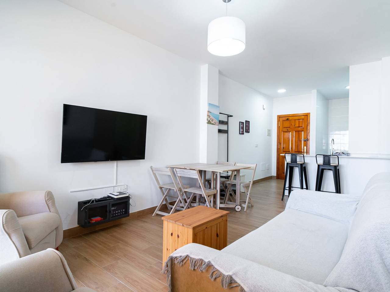 Foto 2 von 33: Renovierte Wohnung 100m vom Strand, 2 Schlafzimmer, Klimaanlage, voll ausgestattete Küche