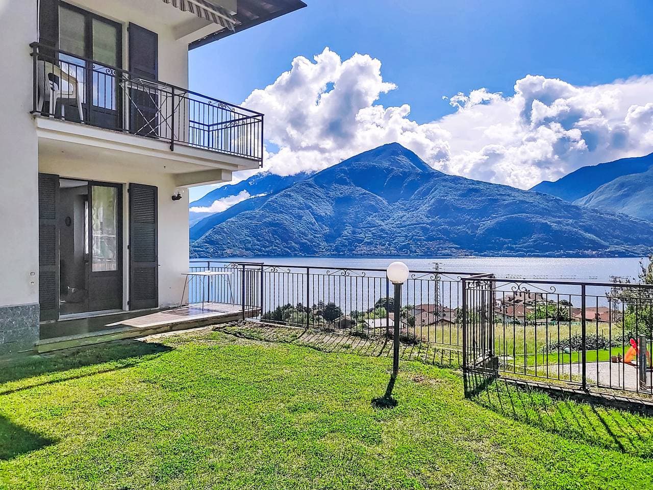 Sehr schönes, gemütliches Zweifamilienhaus Riflessi del Lario 1