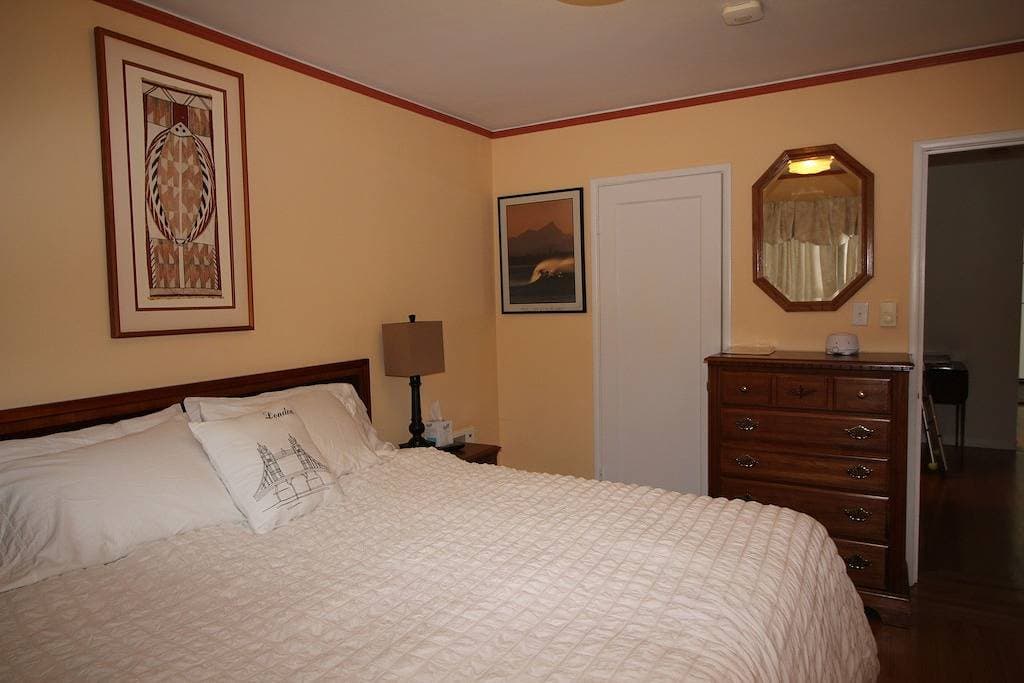 Foto 6 von 32: A peaceful, comfortable Oakland retreat with panoramic San Francisco Bay views