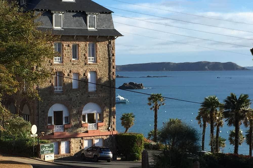 Quiet, bright, renovated apartment, 50 meters from the beach Trestraou Perros Guirec 1