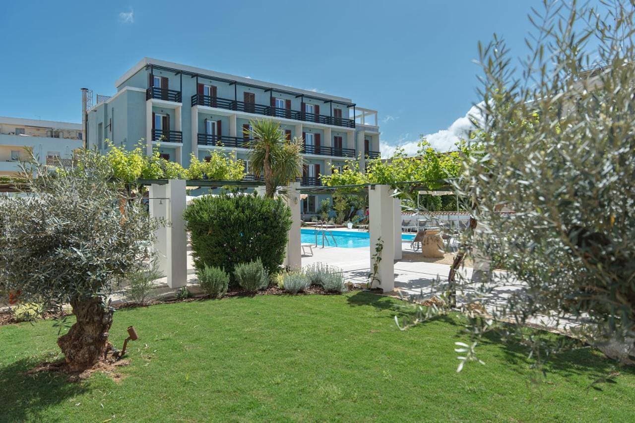Foto 3 von 13: Superior Double or Twin Room with Pool View