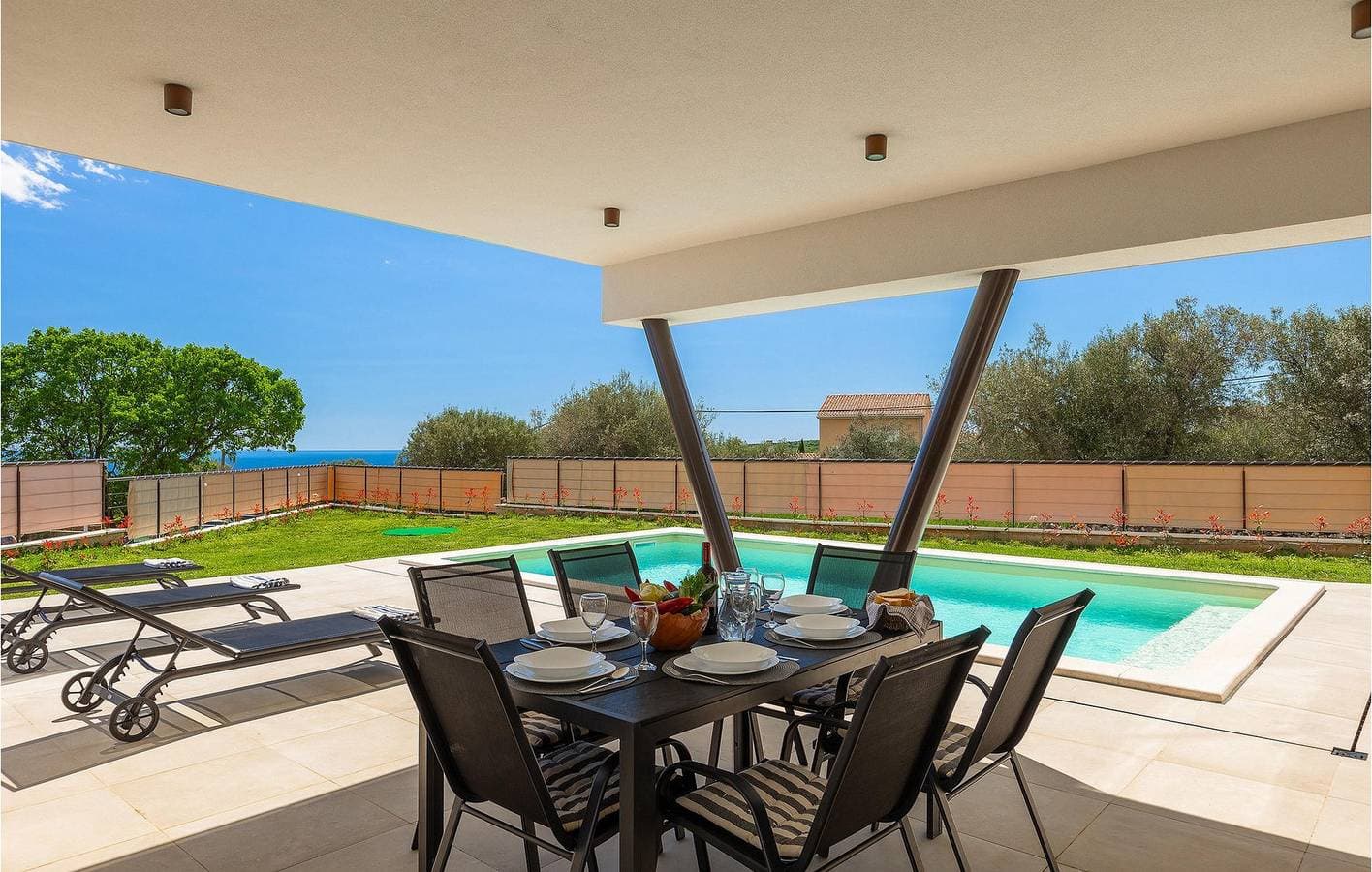 Foto 8 von 53: Modernes Apartment mit 2 Schlafzimmern und Pool in der Nähe des Strandes Duga Uvala