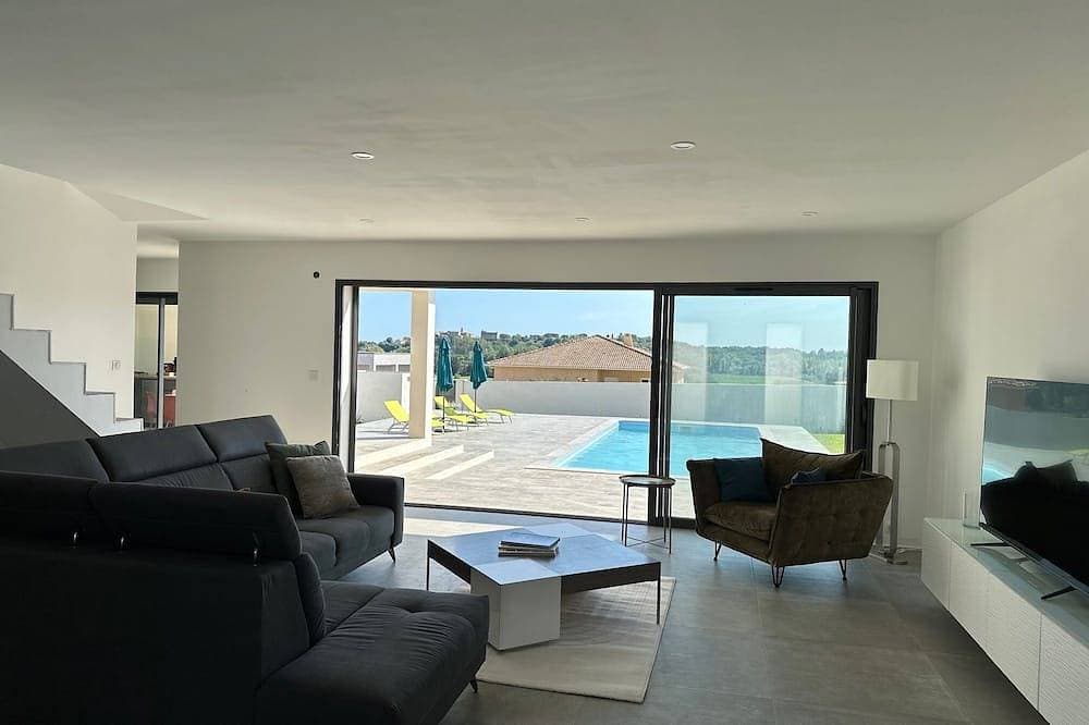 Foto 7 von 30: Geräumige 220 m² große Villa mit privatem Pool und großem umzäunten Garten