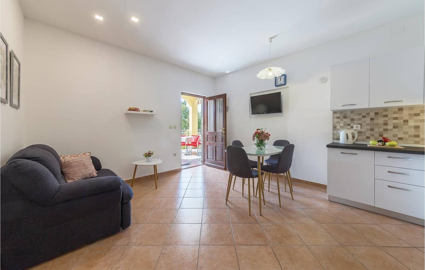 Foto 4 von 47: Charmante Unterkunft, 2 km von Raša entfernt: Geräumiges Apartment mit Pool und Terrasse