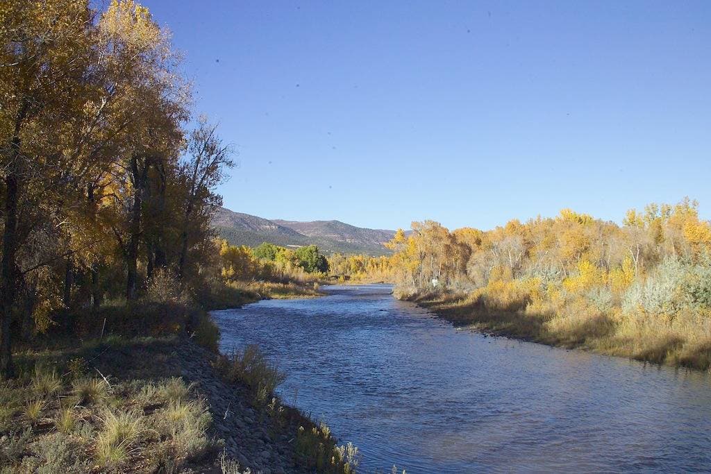 Wir warten nur darauf, Ihre Gruppe mit 2 Jurten und einem neuen Tipi am Fluss zu beherbergen. 1
