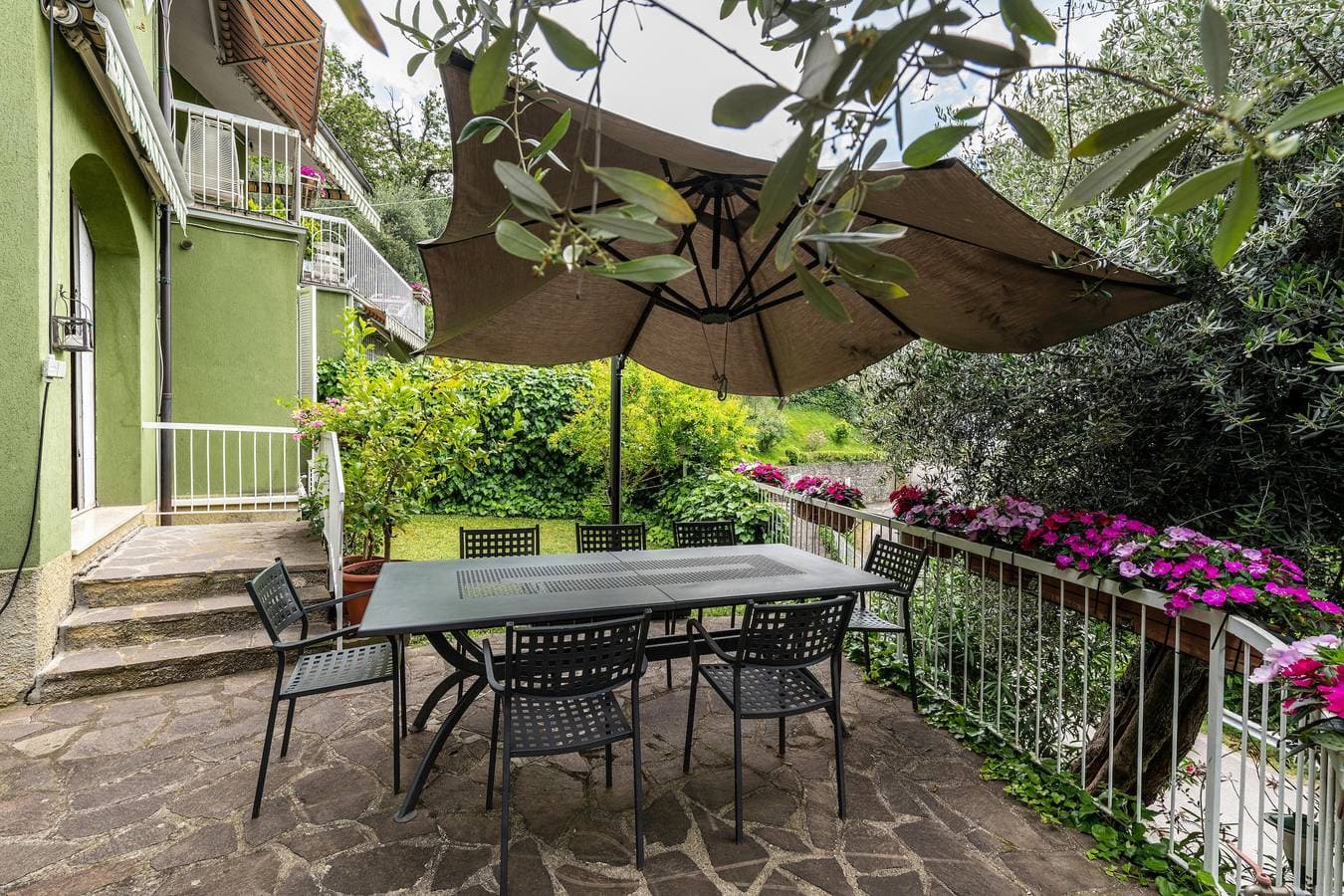 Foto 6 von 24: Ferienwohnung 'Villa Verde' mit Blick auf den See, Gemeinschaftspool und Klimaanlage