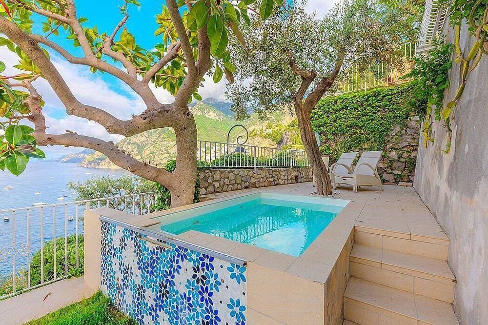 Foto 11 von 30: Villa Cleopatra: An elegant and welcoming two-story villa built sheer above the sea, with Free Wi-Fi.