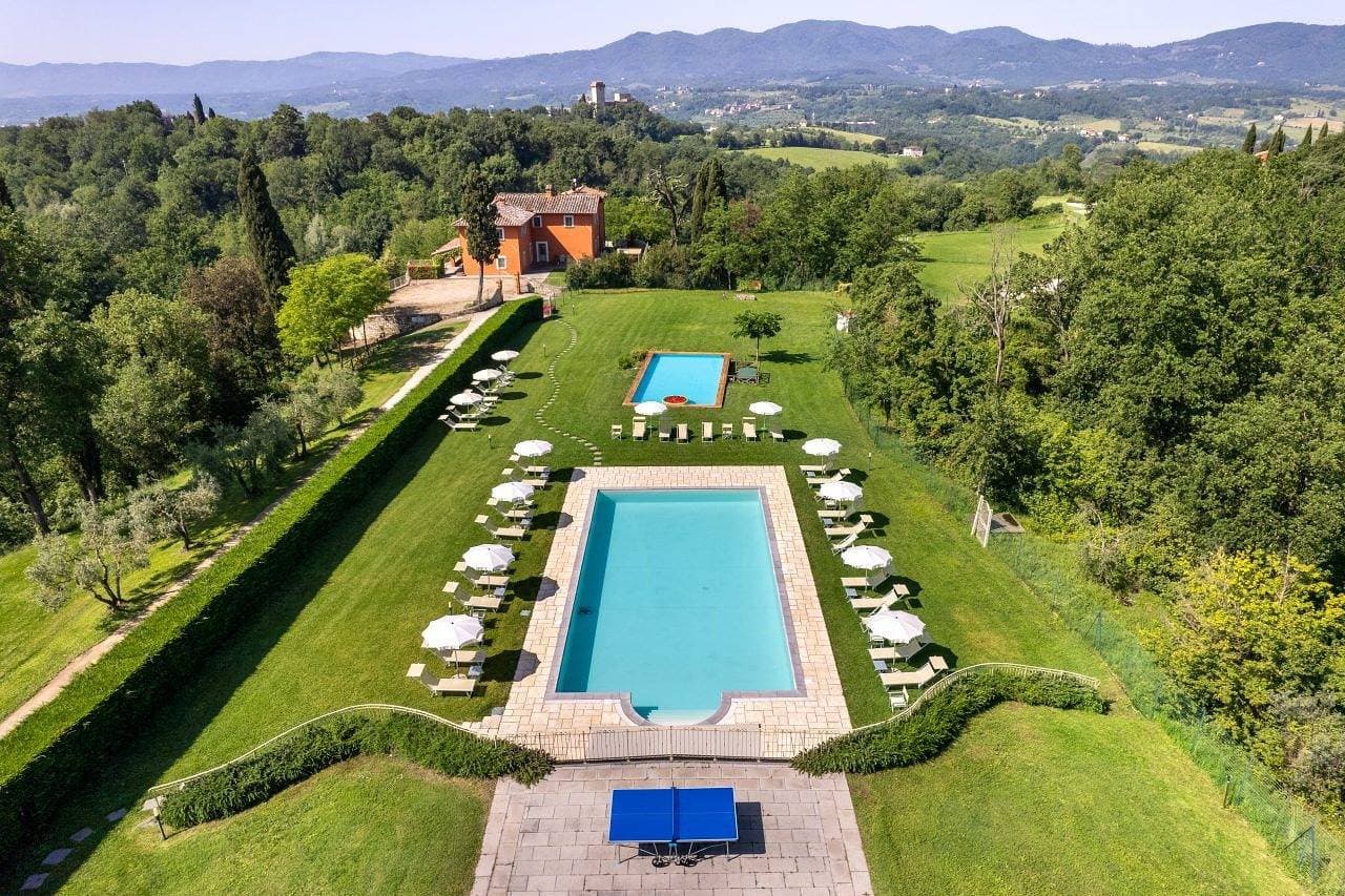Foto 3 von 17: Turm mit Pool in einem toskanischen Landgut