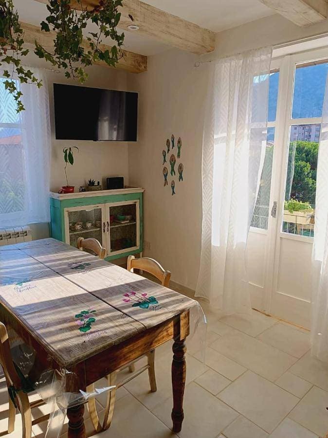 Vintage room with private bathroom on Lake Iseo 1