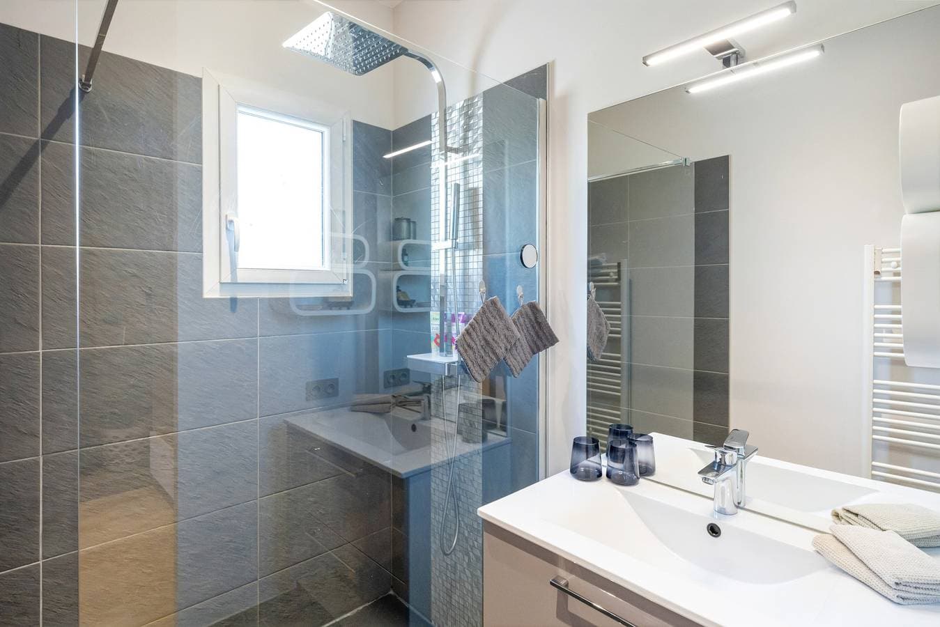 Foto 7 von 23: Gästezimmer Villa Menta – Pool und Parkplatz – Zimmer