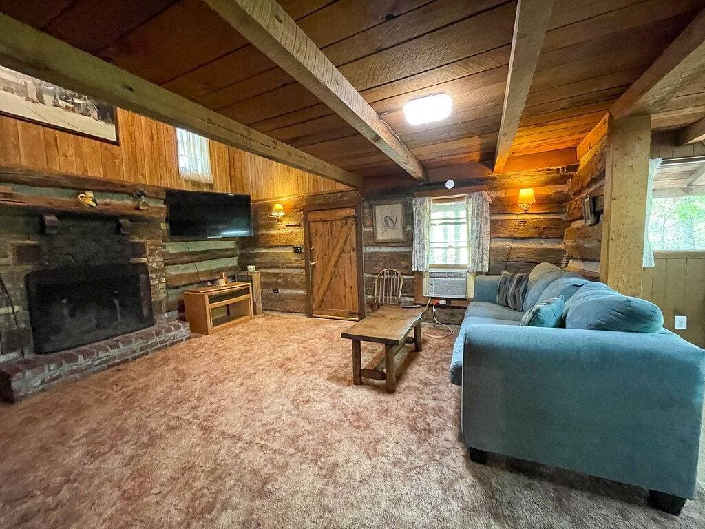 Foto 7 von 15: Cabins In The Pines Unit 2-Covered Porch -  - Charcoal Grill - Wood Fireplace