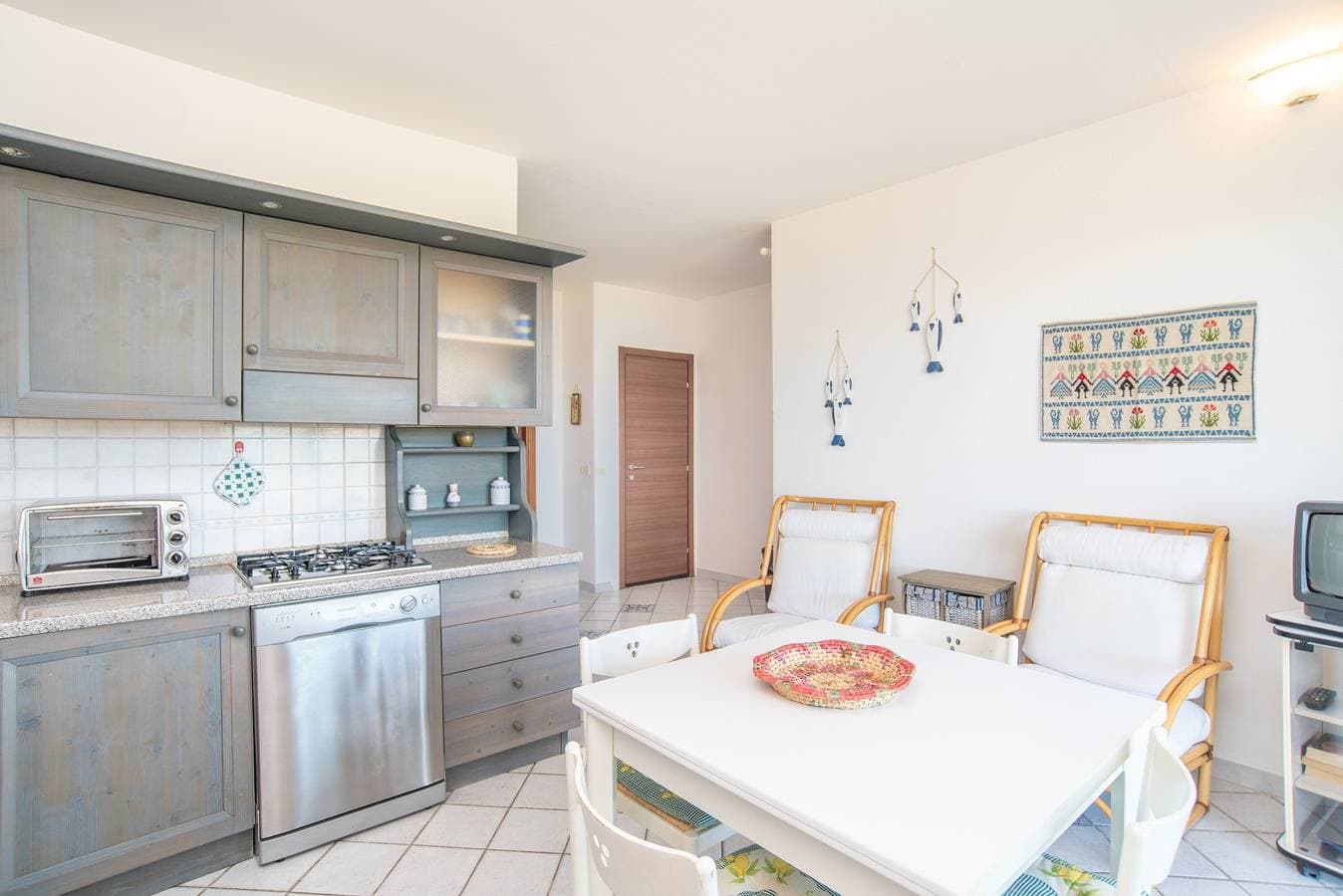 Foto 10 von 25: Ferienwohnung mit Panorama-Meerblick und Balkon; Parkplätze vorhanden; Haustiere erlaubt