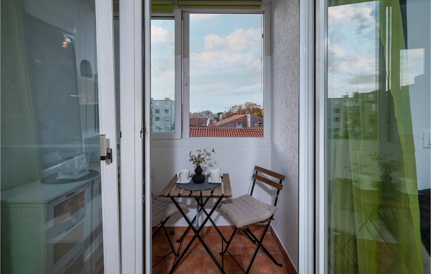 Foto 3 von 23: Gemütliche Unterkunft, 2,5 km vom Strand entfernt: WLAN, Klimaanlage, Terrasse, Parkplatz und Waschmaschine!