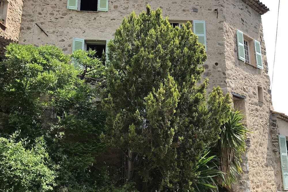 Foto 5 von 23: Self-contained room in a medieval village. Charm and silence near Cannes.