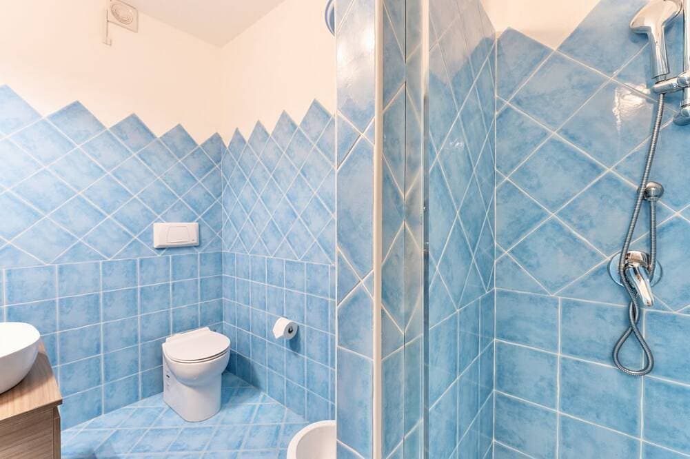 Foto 3 von 12: Two-room apartment of approximately 28 m2, located on the ground floor or first floor with sea view, composed of a living room with kitchenette, double sofa bed, double bedroom (joinable single beds), bathroom, balcony or veranda. Some apartments may hav