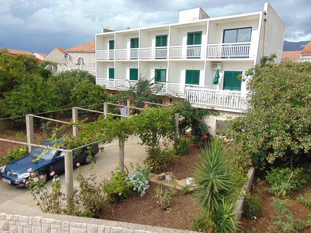 Foto 2 von 8: Zimmer mit Balkon und Meerblick Sucuraj, Hvar S-12887-a
