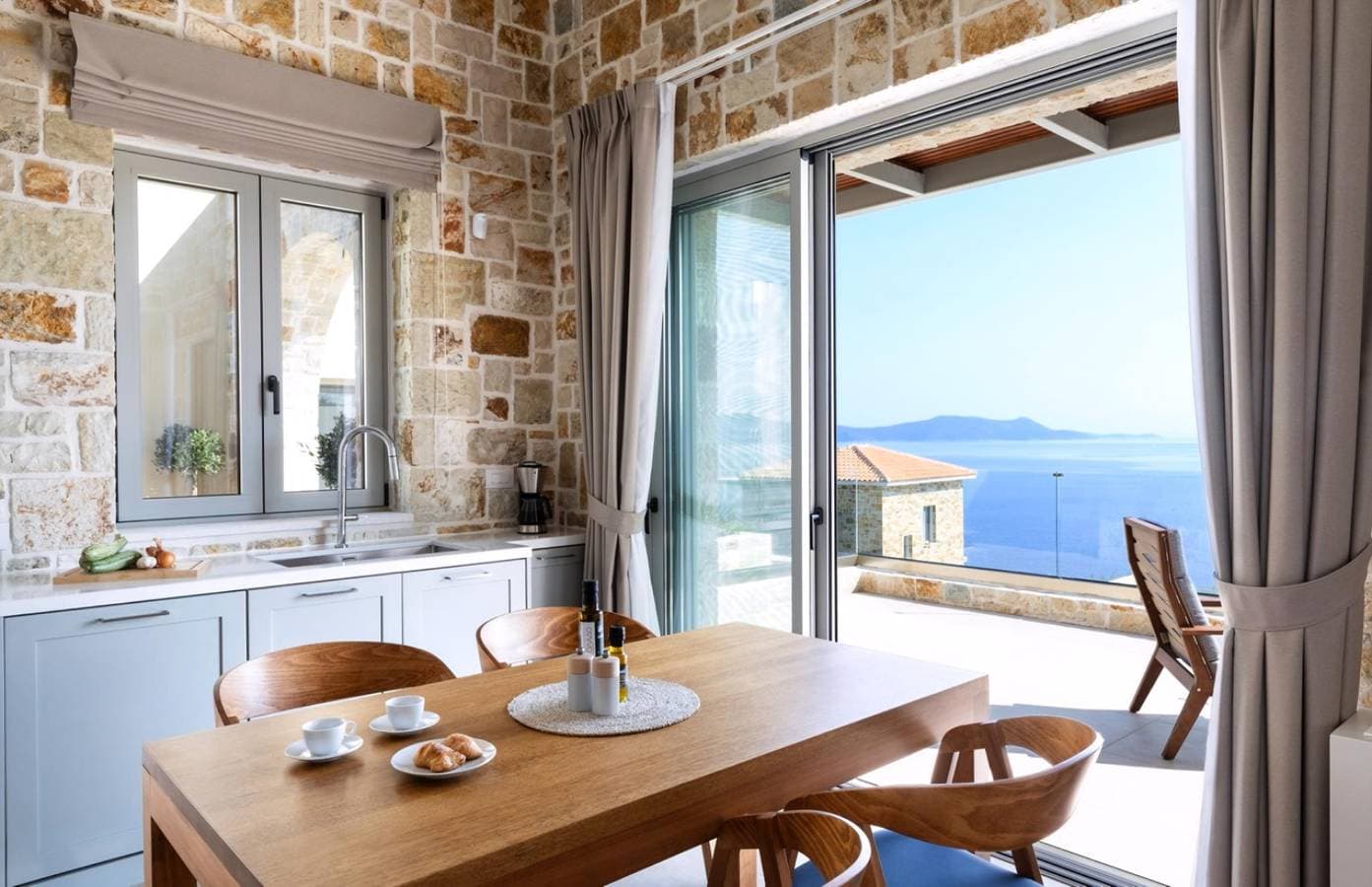 Foto 10 von 32: Elegant Contemporary Villa with Mesmerising Ionian Views and Sea Access