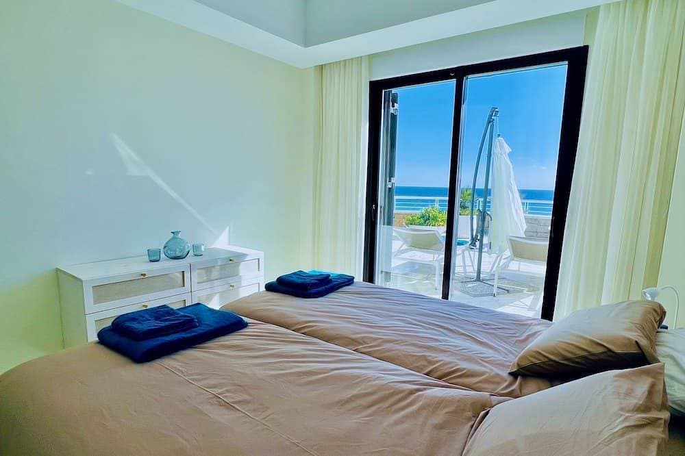 Foto 2 von 30: New Listing, Unique apartment beachfront. Large terrace to the sea