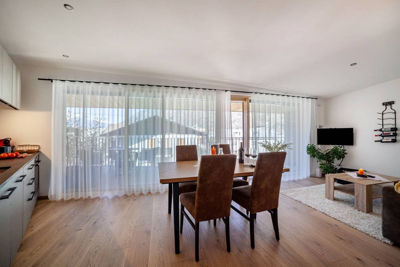 Foto 4 von 27: Ferienwohnung 'Adler Living Attika Wohnung' mit Bergblick, Terrasse & WLAN