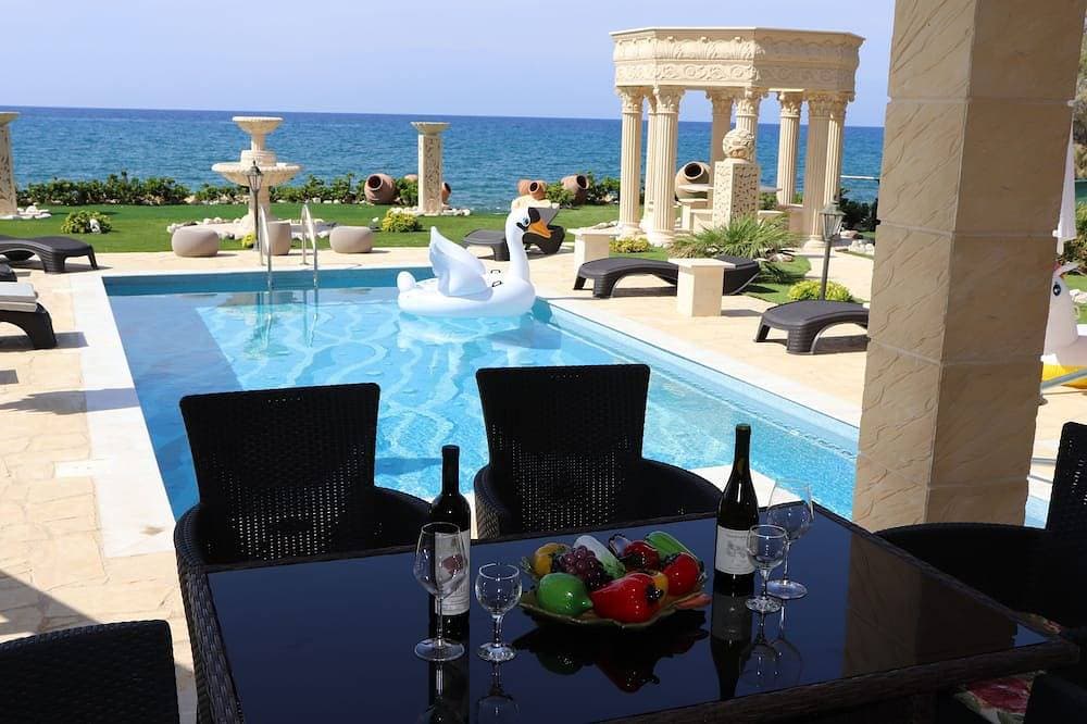 Foto 11 von 30: Argy Beach Front Luxury Villa near Latchi
