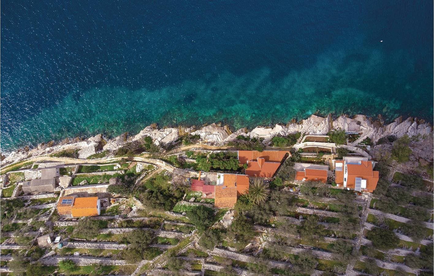 Foto 5 von 28: Gemütlich, 2 km vom Strand entfernt: Terrasse mit Blick aufs Wasser und Küche