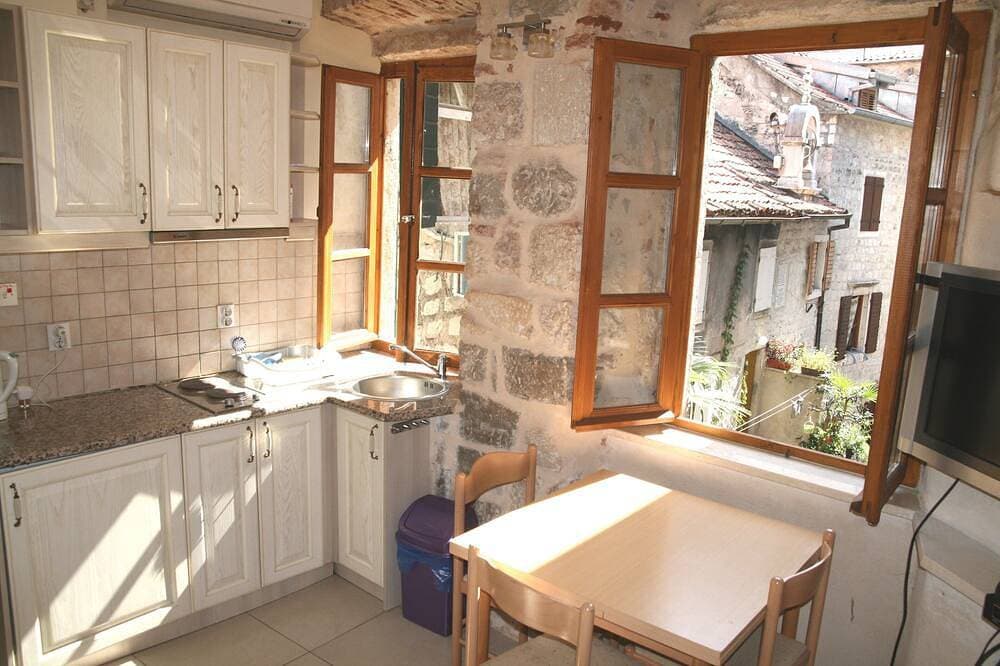 Foto 12 von 24: Charakter gut ausgestattet (rechts) Studio-Apartment im historischen Zentrum von Kotor