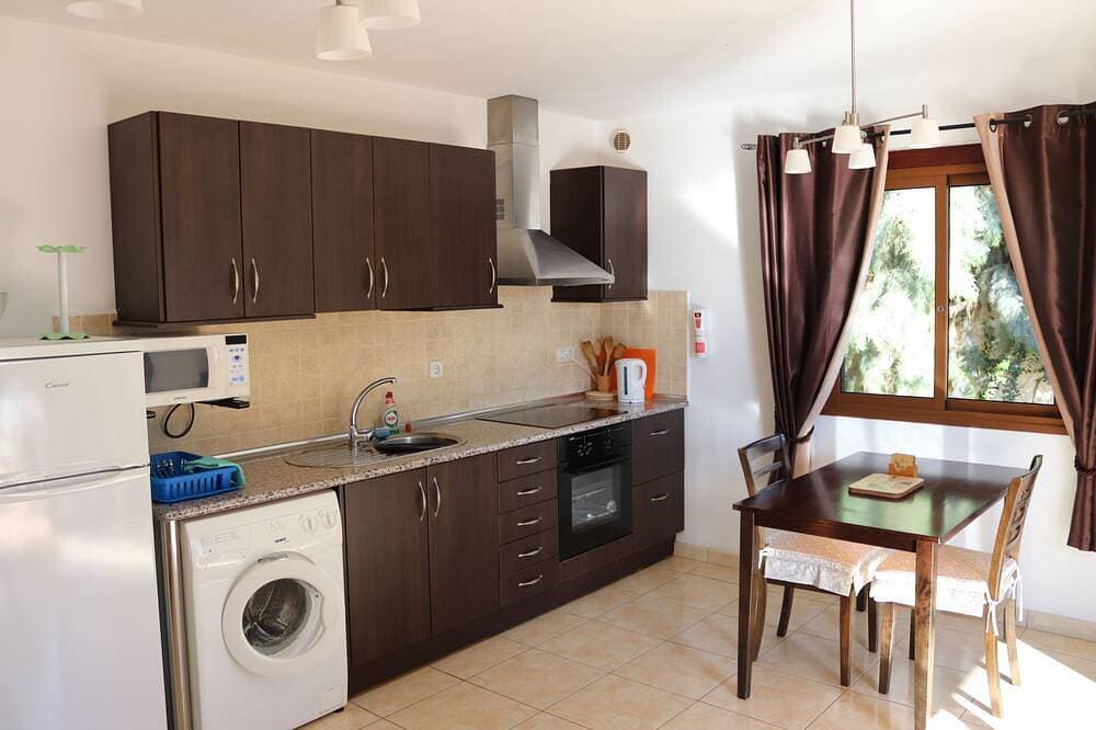 Foto 12 von 30: Eine Qualität nicht komplexe private Wohnung mit beheiztem Pool und offenen Ansichten