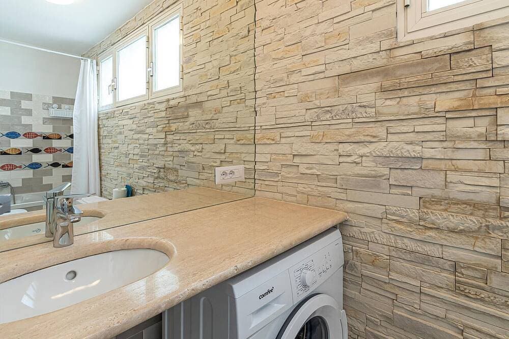 Foto 5 von 30: Amazing apartment in Raito with WiFi