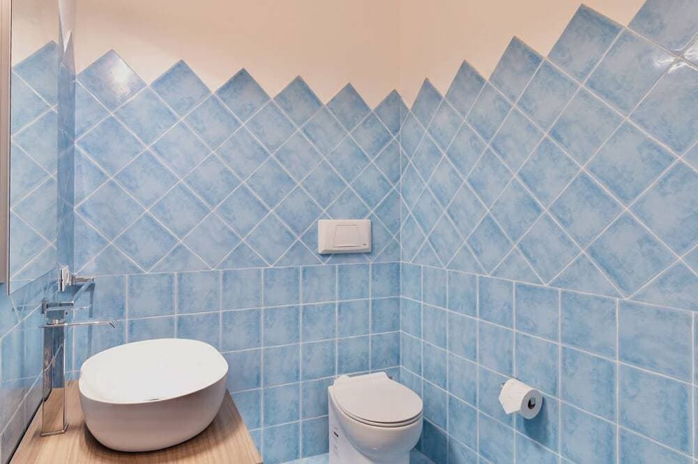 Foto 2 von 12: Two-room apartment of approximately 28 m2, located on the ground floor or first floor with sea view, composed of a living room with kitchenette, double sofa bed, double bedroom (joinable single beds), bathroom, balcony or veranda. Some apartments may hav