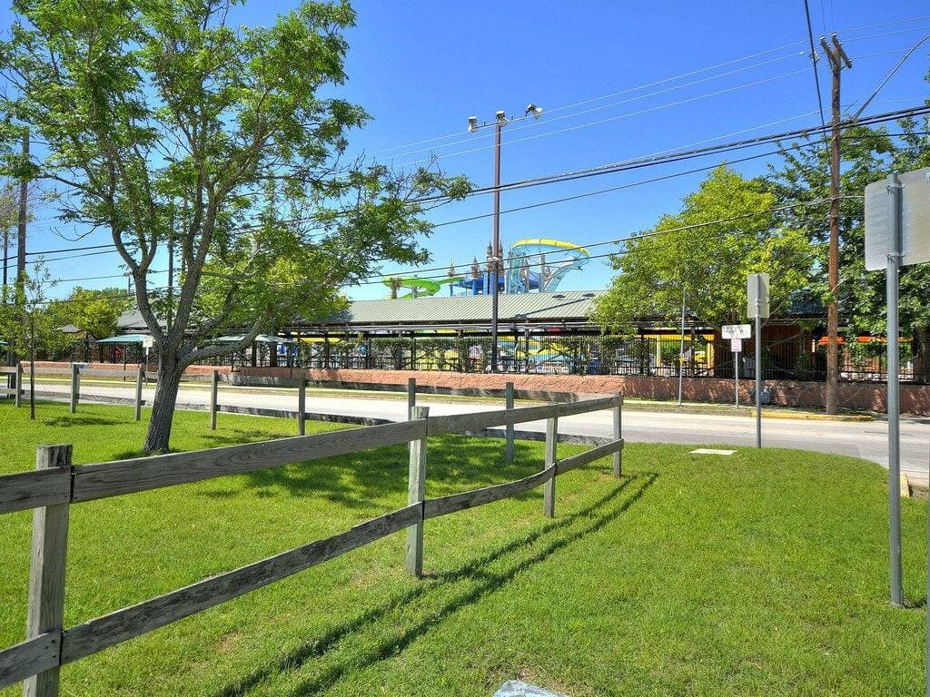 Foto 2 von 25: Experience the ultimate vacation just across from the Schlitterbahn Waterpark