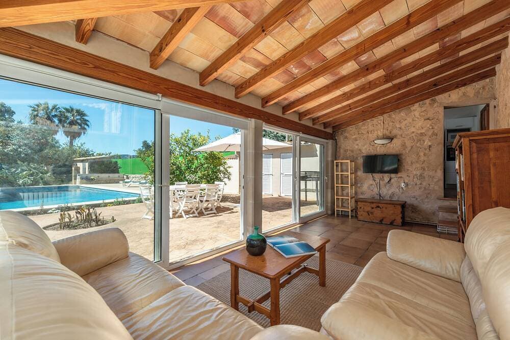 Foto 7 von 25: Traditionelles mallorquinisches Haus mit atemberaubendem Blick auf die Berge.