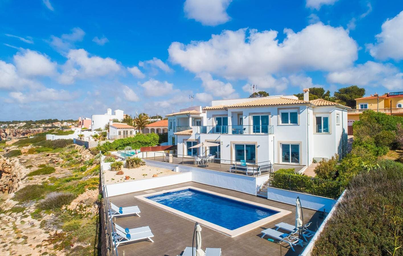 Foto 2 von 57: Apartment mit Meerblick, Pool und Küche in der Nähe des Strandes Cala Pi