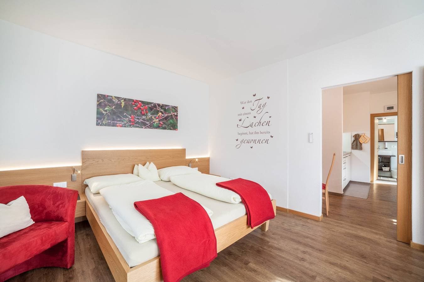 Foto 13 von 26: Ferienwohnung "Schnitzer - Hagebutte" mit Bergblick, WLAN, Balkon & Garten
