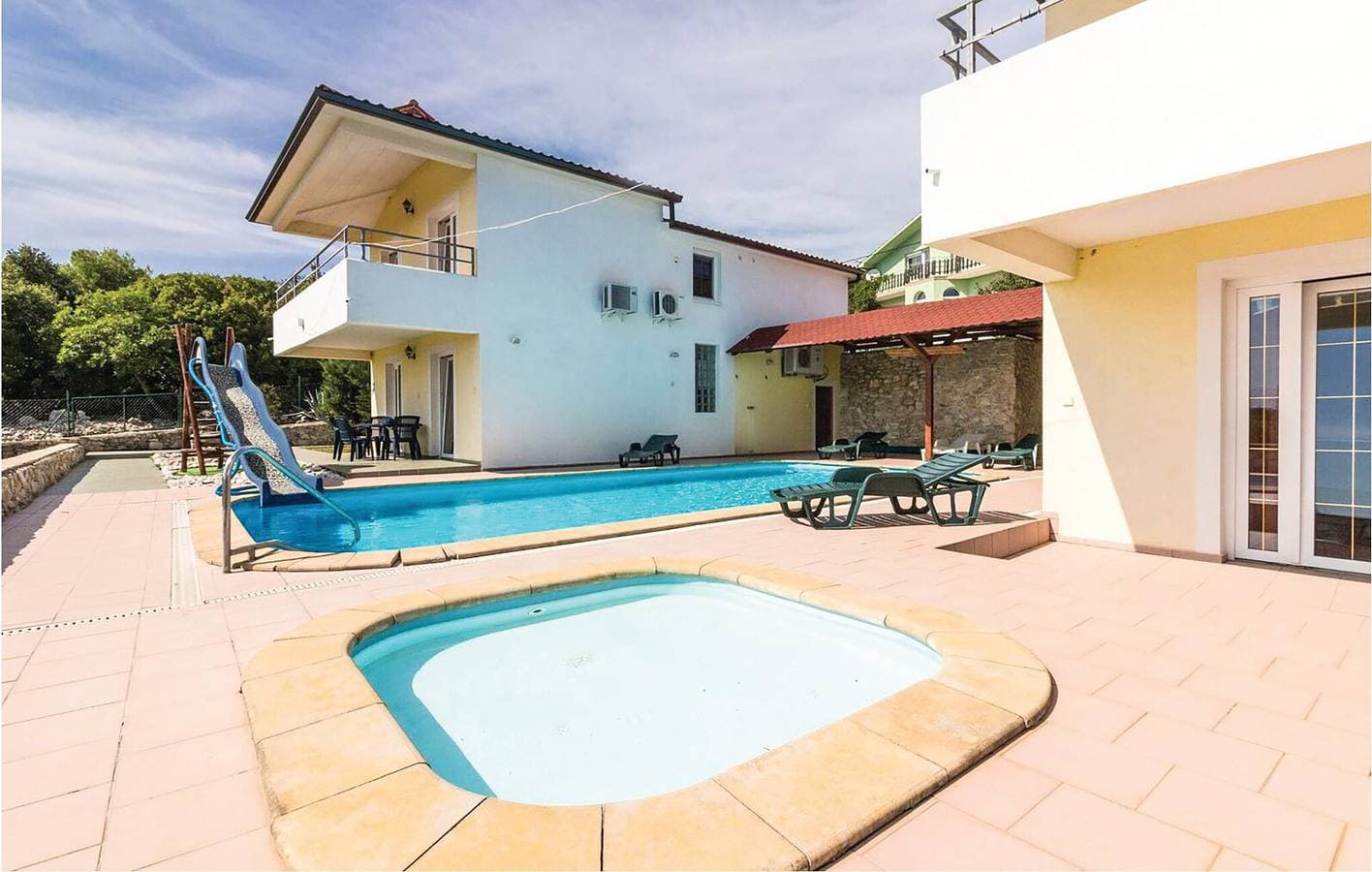 Gemütliche Ferienwohnung mit Pool, Terrasse und Zugang zum Strand – nur 2 km entfernt! 1