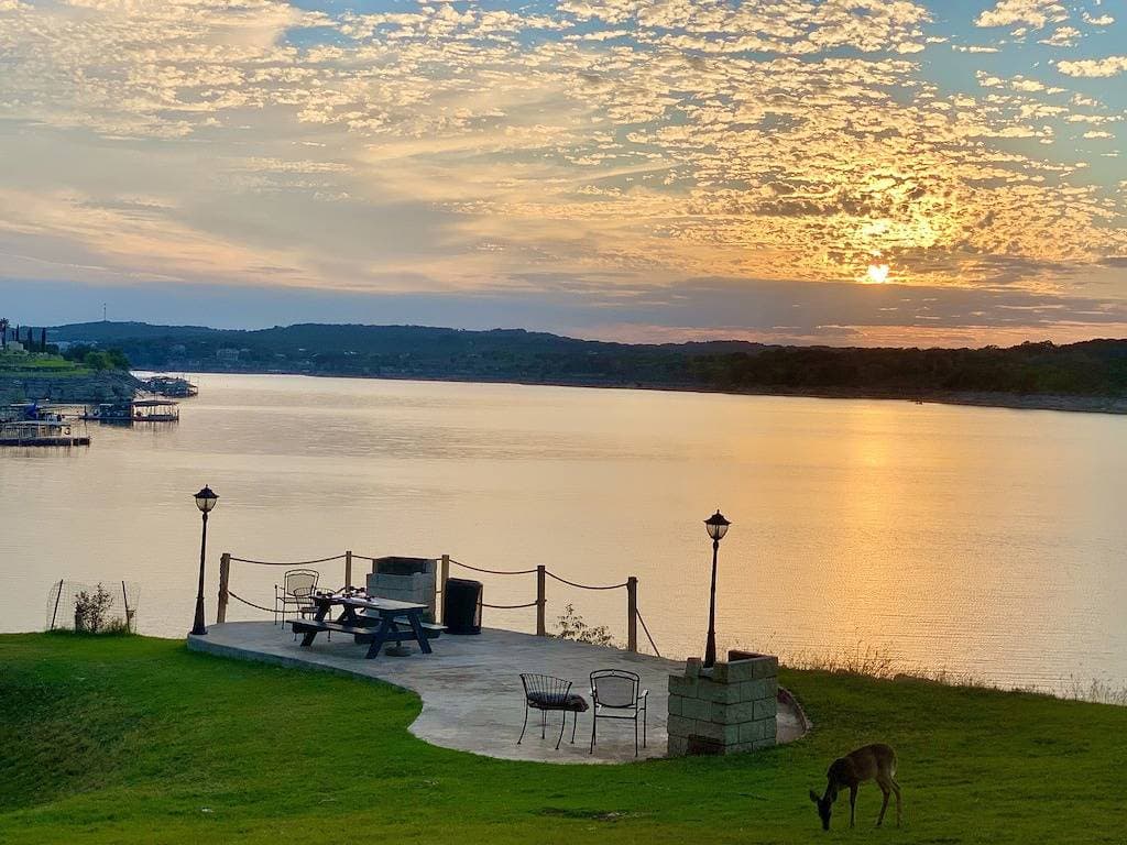 Foto 5 von 28: 180 degree Lake View From Private Villa on the  Island on Lake Travis!