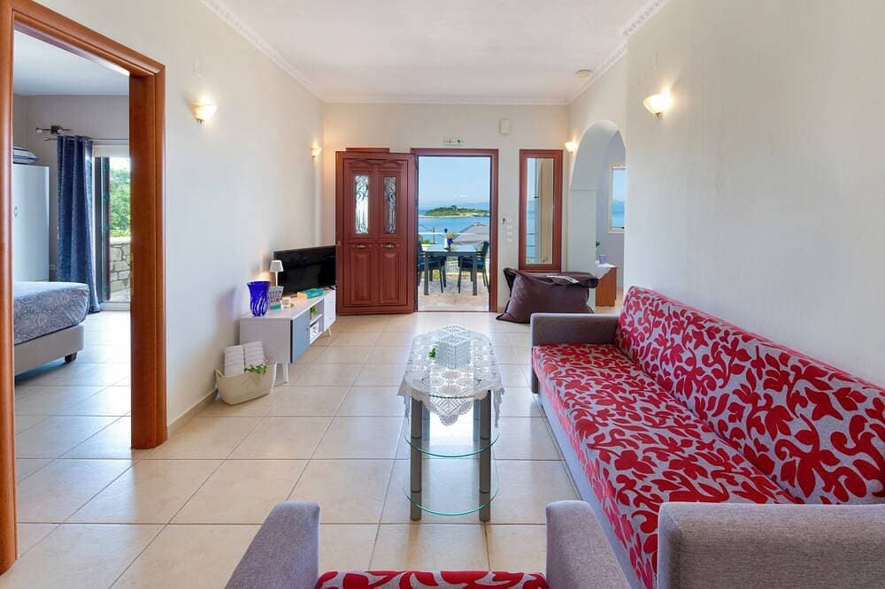 Foto 10 von 30: Villa Avgerini Paxos III: Breathtaking sea views, private terrace & amazing pool
